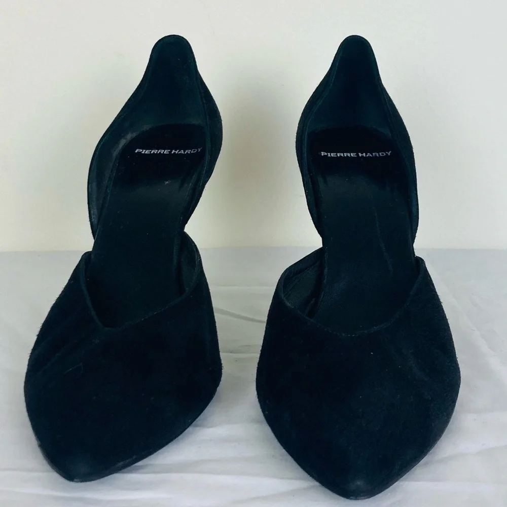 Pierre Hardy classic D’Orsay pointed toe pump in black suede. Made in Italy. 40